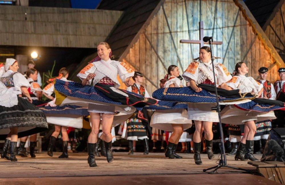 VEČER AUTENTICKÉHO FOLKLÓRU - predstavujeme vám mesto HRIŇOVÁ