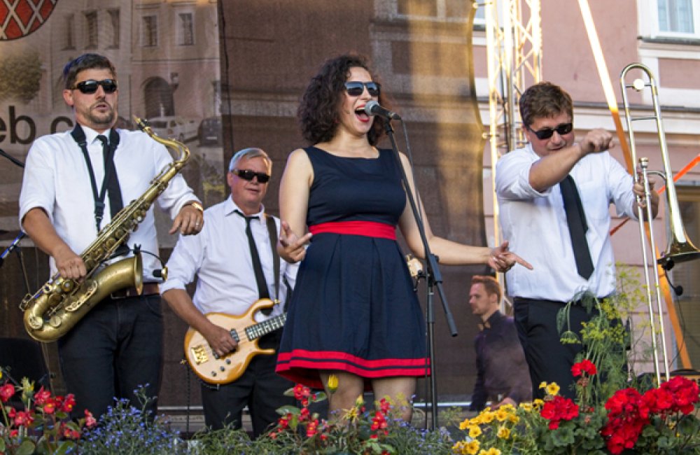 KLUB ZA ZRKADLOM /  LAURA A JEJI TYGŘI