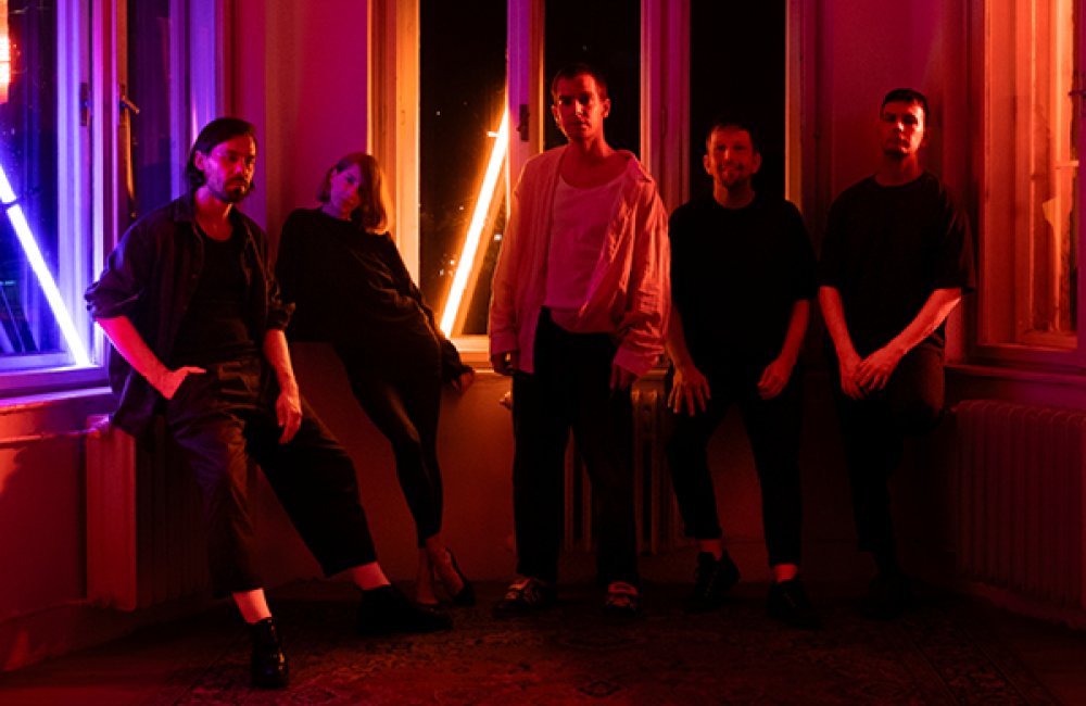 KLUB ZA ZRKADLOM / BAD KARMA BOY + WALTER SCHNITZELSSON